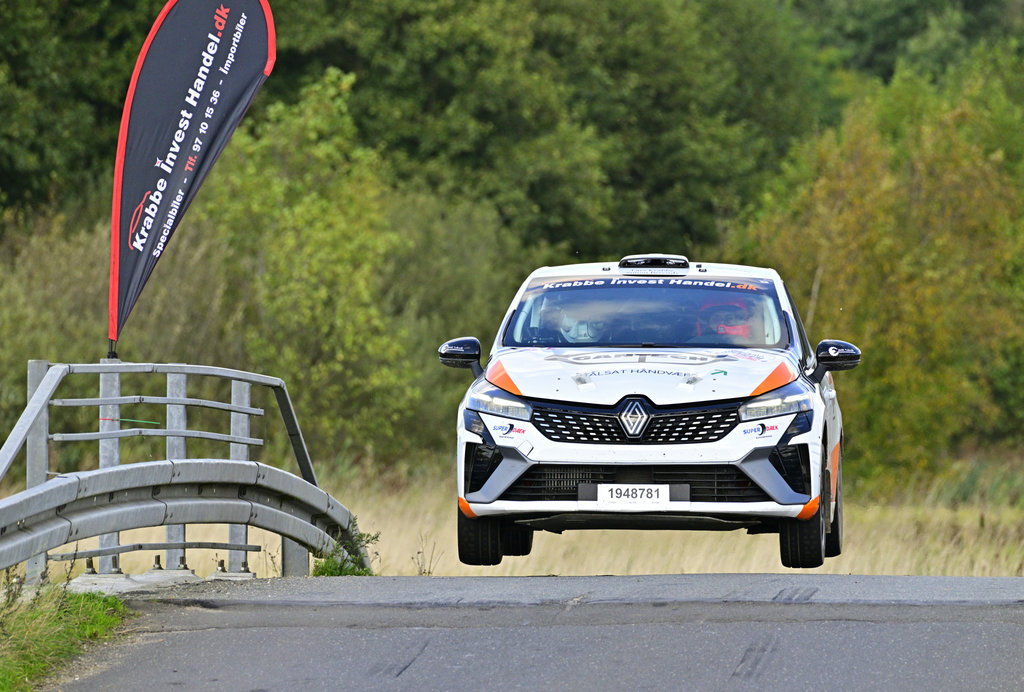 Jacob Pallesen og Kasper Pinholt var flyvende i deres Renault Clio Rally5 på de krævende hastighedsprøver i Rally Stoholm. Resultatet blev et danmarksmesterskab i klasse RC5
(Foto: Michael Eisenberg)
